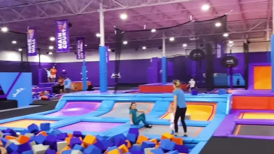 El adulto interior se divierte el pequeño parque del trampolín del equipo del parque infantil de la aptitud de los niños